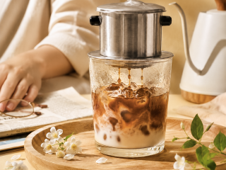 CÀ PHÊ PHIN: VÌ SAO NHIỀU NGƯỜI VẪN THÍCH CẢM GIÁC CHỜ MỘT LY CÀ PHÊ?