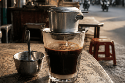VÌ SAO NHIỀU NGƯỜI VẪN THÍCH UỐNG CÀ PHÊ THEO KIỂU CŨ?